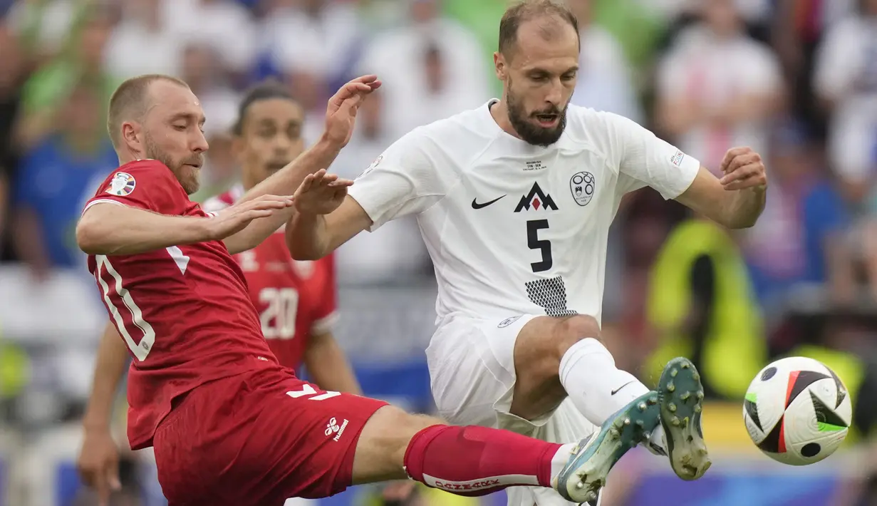 Gelandang Timnas Denmark, Christian Eriksen (kiri) berebut bola dengan bek Timnas Slovenia, Jon Gorenc Stankovic pada laga Grup C Euro 2024 di MHPArena, Stuttgart, Jerman, Minggu (16/6/2024). (AP Photo/Matthias Schrader)