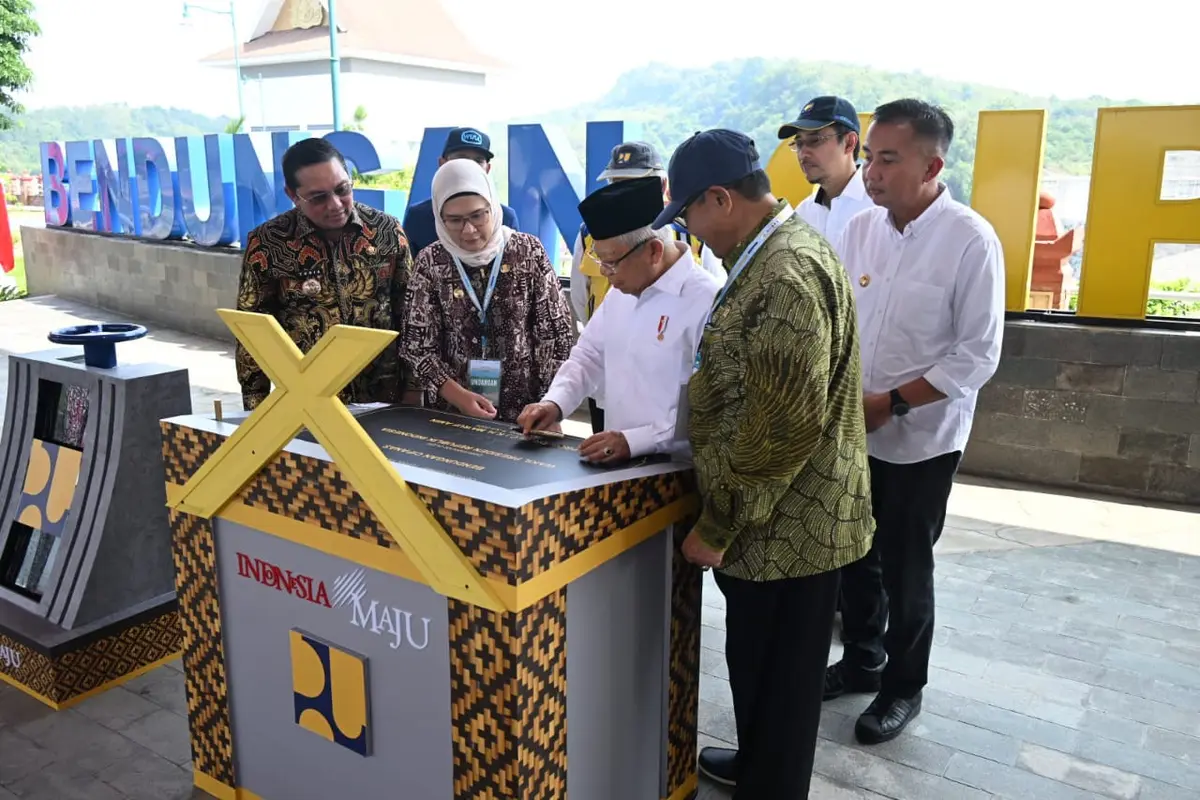 Wakil Presiden atau Wapres Ma'ruf Amin meresmikan Bendungan Cipanas, di Desa Cibuluh, Kecamatan Ujungjaya, Kabupaten Sumedang, Jabar.