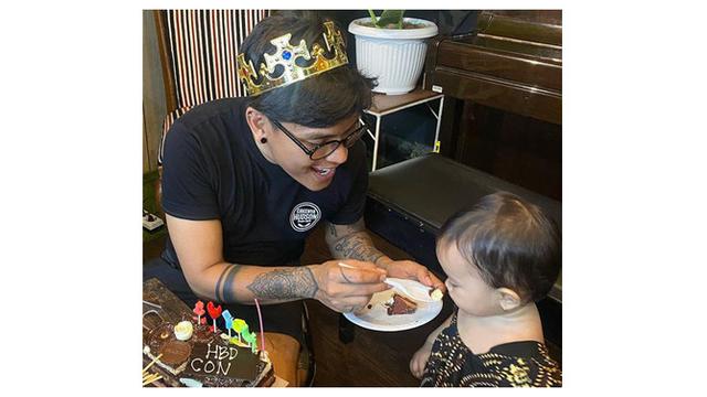 5 Potret Hudson IMB saat Momong Cucu, Penuh Kasih Sayang