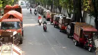 Antrean motor gerobak sampah yang akan membuang sampah di Tempat Pembuangan Sampah Sementara Kalibata, Jakarta, Rabu (4/11/2015). Menurut warga, penumpukan sampah ini sudah terjadi sejak Senin (2/11) lalu. (Liputan6.com/Helmi Fithriansyah)