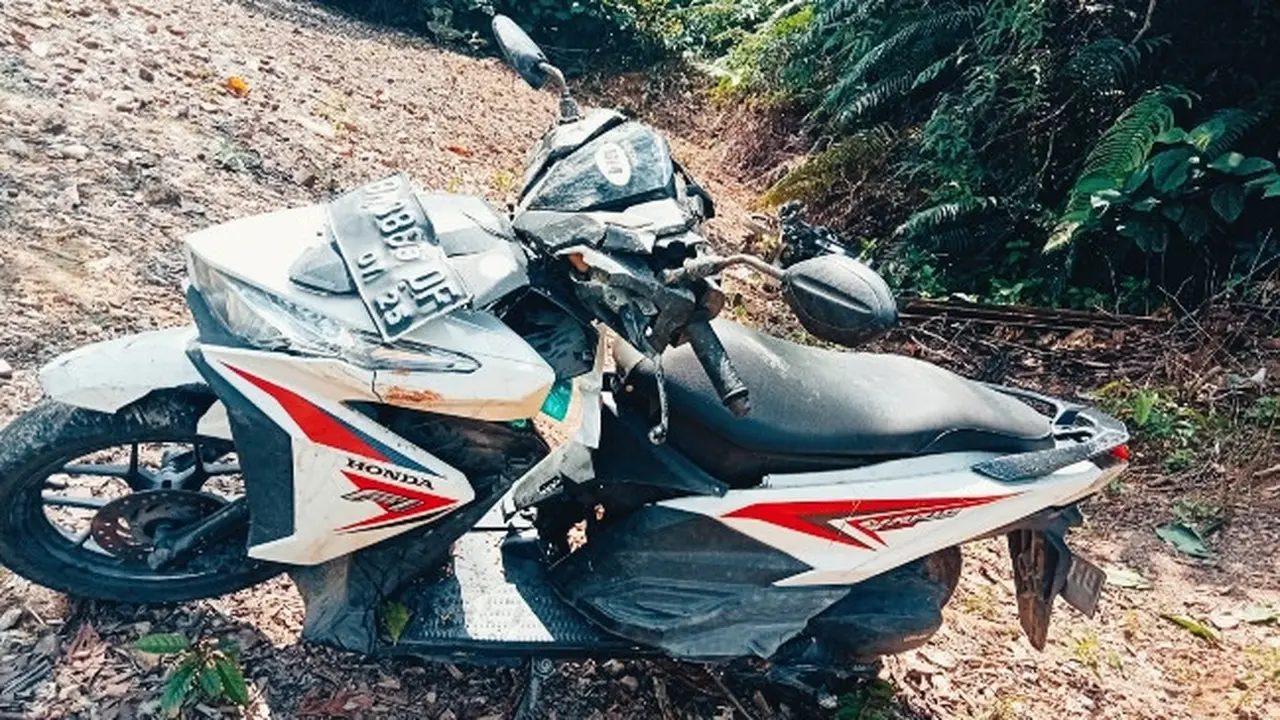 Sepeda motor yang dikendarai dua mahasiswa Universitas Riau menuju lokasi kuliah kerja nyata di Kabupaten Kampar.