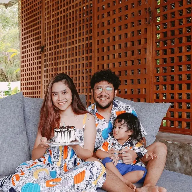 Rayakan Ultah Pernikahan Keempat, Ini 6 Momen Mesra Kunto Aji dan Istri