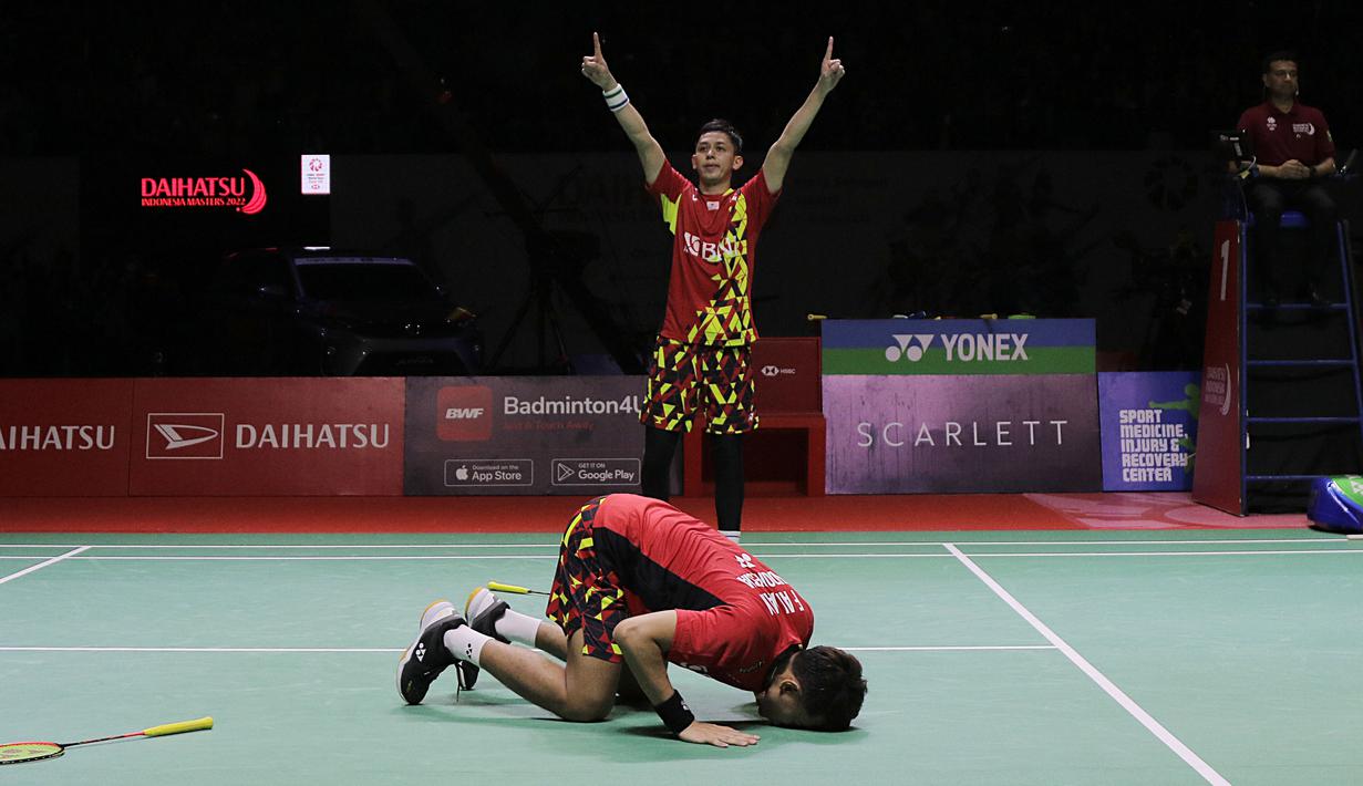 Pasangan ganda putra senior, Fajar Alfian/Muhammad Rian Ardianto sukses mengunci gelar juara di Daihatsu Indonesia Masters 2022 usai menumbangkan pasangan muda asal Cina yang merangkak dari babak kualifikasi, Liang Wei Keng/Wang Chang dengan dua game langsung 21-10, 21-17. Kunci kemenangan Fajar/Rian tak lain adalah kematangannya sebagai pemain senior yang kaya pengalaman. (Bola.com/Ikhwan Yanuar)