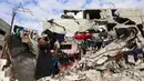 Nickolay Mladenov akan berperan sebagai perwakilan tinggi dari Dewan Perdamaian yang dipimpin Presiden Amerika Serikat (AS) Donald Trump. Tampak dalam foto, seorang pengungsi Palestina yang tinggal di antara puing-puing rumah dan bangunan yang hancur akibat serangan militer Israel selama lebih dari dua tahun di wilayah Gaza, menjemur pakaian di kamp pengungsi Jabalia, di bagian utara Jalur Gaza pada Sabtu 17 Januari 2026. (Omar AL-QATTAA/AFP)