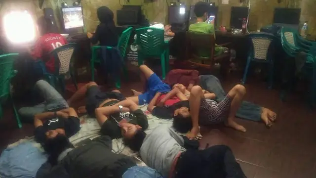 Bikin Ngakak, Tingkah Kocak Ini Hanya Bisa Ditemukan Di Warnet