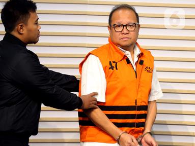 Pemilik PT Sakti Mait Jaya Langit (SMJL) dan PT Mega Alam Sejahtera (MAS) pada grup PT Bara Jaya Utama (BJU), Hendarto, saat dihadirkan pada rilis penahanan tersangka di gedung Merah Putih Komisi Pemberantasan Korupsi (KPK), Jakarta, Kamis (28/8/2025). (Liputan6.com/Helmi Fithriansyah)