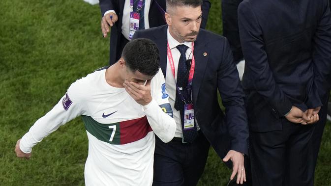 <p>Pemain Timnas Portugal, Cristiano Ronaldo meninggalkan lapangan sambil menangis usai kalah dari Timnas Maroko dalam laga babak perempatfinal Piala Dunia 2022 di Al Thumama Stadium, Doha, Qatar, Sabtu (10/12/2022) malam WIB. (AP/Luca Bruno)</p>