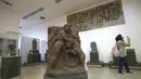 Seorang wanita mengunjungi Museum Nasional Suriah selama upacara pembukaan kembali di Damaskus, 28 Oktober 2018. Museum Nasional Suriah ini terpaksa tutup selama lebih dari enam tahun sejak konflik di Suriah pecah 2011. (Photo by LOUAI BESHARA / AFP)