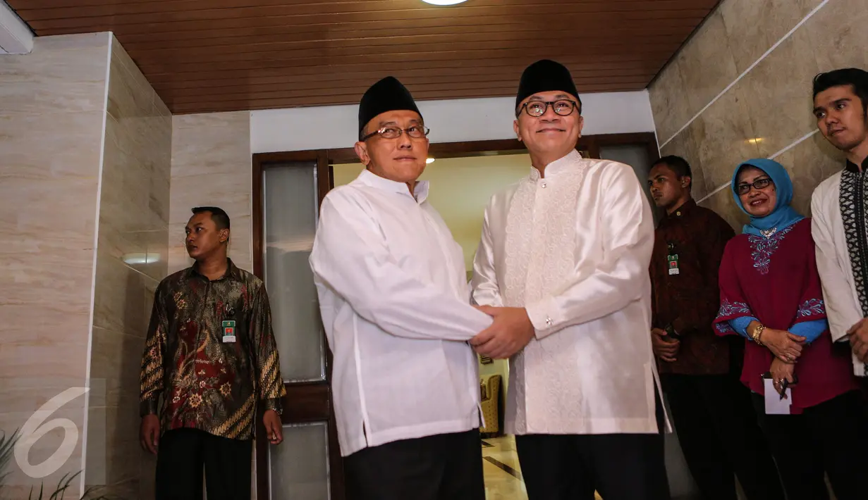 Aburizal Bakrie (kiri) disambut Zulkifli Hasan saat menghadiri acara Buka Puasa Bersama di Rumah Dinas Ketua MPR RI, Jakarta, Senin (22/6/2015). Presiden dan sejumlah tokoh Parpol tampak hadir dalam acara tersebut. (Liputan6.com/Faizal Fanani)