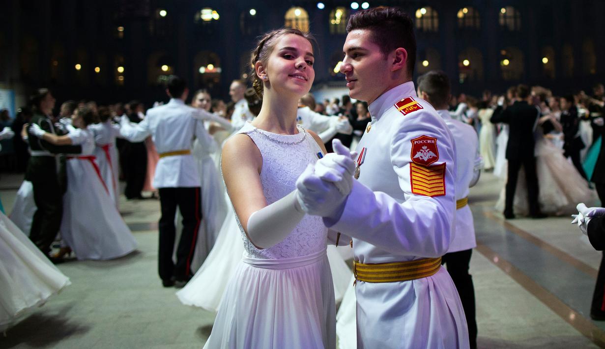 Siswa sekolah militer menari selama pesta tahunan Cadet Ball di Moskow, Rusia, Selasa (17/12/2019). Cadet Ball menghidupkan kembali kemegahan Kekaisaran Rusia. (AP Photo/Alexander Zemlianichenko)