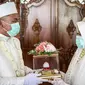 Pasangan pengantin usai melaksanakan prosesi akad nikah di KUA Jagakarsa, Jakarta, Sabtu (6/6/2020). Pernikahan mengikuti protokol kesehatan sesuai Surat Edaran (SE) Menteri Agama Nomor 15 Tahun 2020. (Liputan6.com/Faizal Fanani)