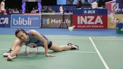 Pebulutangkis AS, Beiwen Zhang berusaha mengembalikan kok dalam babak perempat final Indonesia Open 2017 melawan Sun Yu (China) di JCC Plenary Hal, Jakarta, Jumat (16/6). Beiwen Zhang (USA) menang 21-15, 21-19. (Liputan6.com/Faizal Fanani)