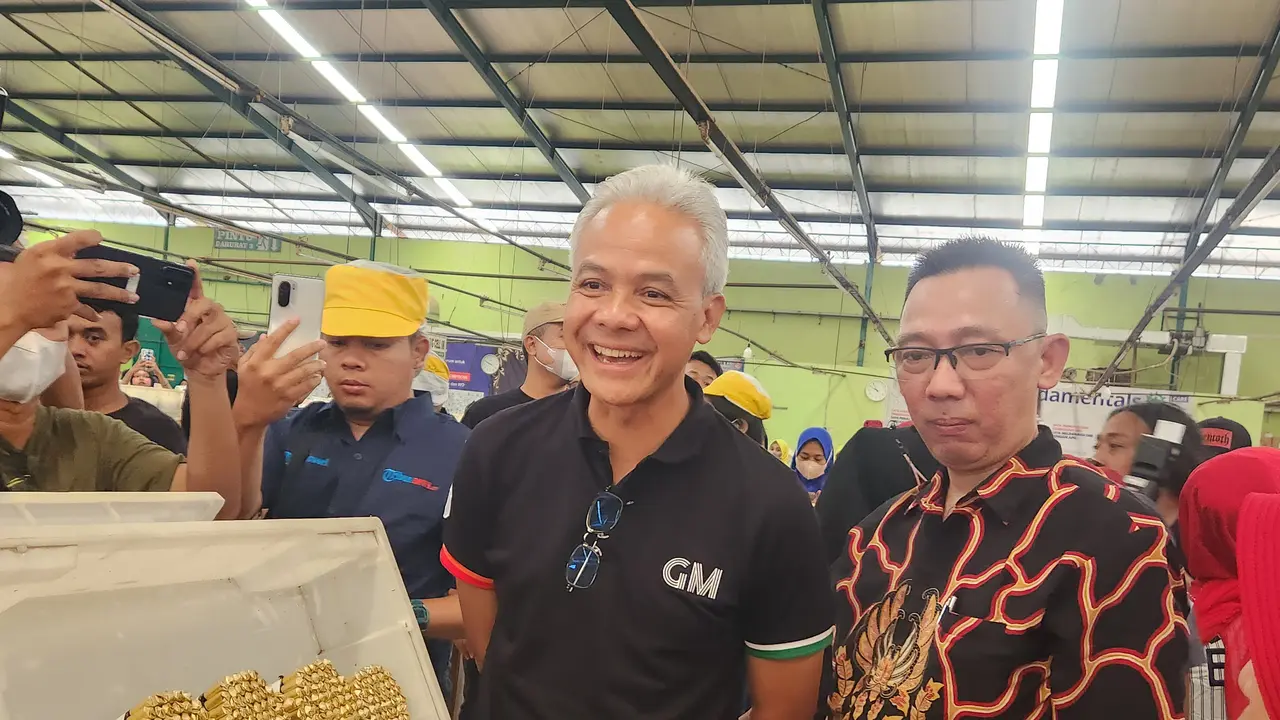 Capres nomor urut 03 Ganjar Pranowo menyambangi pabrik tembakau di Jalan Raya Cepiring-Gemuh Nomor 439 Batumulyo, Cepiring, Kabupaten Kendal, Jawa Tengah, Rabu (17/1/2024).