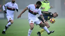 Gelandang Inter Milan, Joao Mario (kanan), berebut bola dengan gelandang Genoa, Tomas Rincon, pada laga pekan ke-16 Serie A di Giuseppe Meazza, Minggu (11/12/2016). (AFP/Filippo Monteforte)