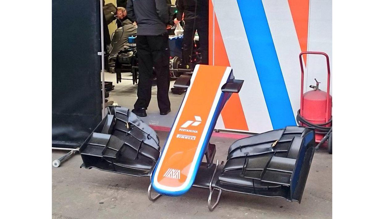 Moncong mobil pebalap Manor Racing, Rio Haryanto, sebelum dipasang pada body mobil MRT05 di Sirkuit Catalunya, Barcelona, Spanyol, Senin (22/2/2016). (Bola.com/Rio Haryanto Media)