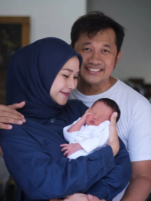 [Fimela] Hanung Bramantyo dan Zaskia Adya Mecca