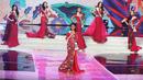 Finalis dari Yogyakarta, Dilla Fadiela maju ke depan setelah masuk ke 6 finalis pada malam puncak Puteri Indonesia 2018 di JCC, Jakarta, Jumat (9/3). Enam finalis menjawab pertanyaan yang ada di dalam payung Pasundan. (Liputan6.com/Herman Zakharia)