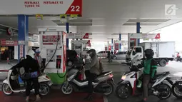 Pengendara motor antre mengisi BBM di SPBU, Jakarta, Sabtu (5/1/2019). PT Pertamina menurunkan harga BBM non subsidi masing-masing Pertalite Rp 150 per liter, Pertamax Rp 200 per liter dan Pertamax Turbo Rp 250 per liter. (Liputan6.com/Angga Yuniar)