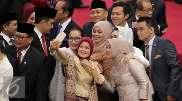 Sejumlah peserta sidang  melakukan selfie usai sidang tahunan MPR RI, DPR RI dan DPD RI tahun 2016 di Kompleks Parlemen, Senayan, Selasa (16/8). Sidang tersebut beragendakan penyampaian pidato kenegaraan Presiden Joko Widodo. (Liputan6.com/Johan Tallo)