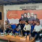 Founder Rajawali Indonesia, Anas Alimi dan Wali Kota Solo, Gibran Rakabuming Raka menghadiri konferensi pers konser Deep Purple di Solo, Jumat (13/1)(Liputan6.com/Fajar Abrori)