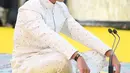 Melalui tayangan RTB News di Youtube, Pangeran Mateen duduk di atas tikar khusus yang disebut "Kasur Namat" yang diapit dengan empat lilin upacara yang disebut 'Dian Empat" di setiap sudut. [@tmski.updates]