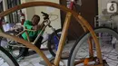 Pekerja sedang menata sepeda kayu di Gedung LIPI , Cibinong, Kabupaten Bogor, Jawa Barat, Rabu (30/10/2019). Satu pohon bisa menghasilkan 30 frame sepeda dan proses satu hari 3 frame sepeda, produk sepeda biocycle sudah di  sejak tahun riset 2015. (Liputan6.com/Herman Zakharia)