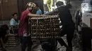 Penjual merapikan telur ayam di atas sepeda motor di toko kawasan Cirendeu, Jakarta Selatan, Selasa (7/6/2022). Harga telur ayam kini masih terbilang tinggi bahkan hampir mencapai Rp 30 ribu per kg. (Liputan6.com/Johan Tallo)