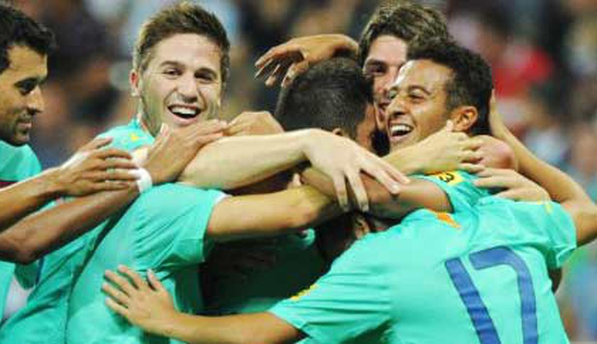 Gelandang Barcelona asal Brasil, Thiago (kanan) merayakan gol bersama rekan-rekannya pada partai final Audi Cup 2011 melawan Bayern Muenchen di Allianz Arena, Munich, 27 Juli 2011. AFP PHOTO/CHRISTOF STACHE