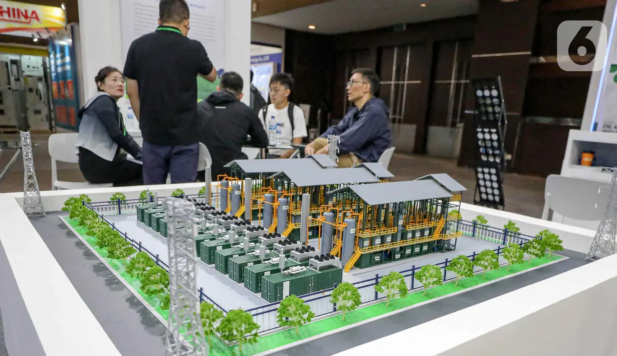 Pengunjung mencari informasi tentang produk yang ditampilkan dalam pameran Indonesia Energy and Engineering (IEE) Energy Week Series 2024 di JIExpo Kemayoran, Jakarta, Jumat (30/8/2024). (Liputan6.com/Herman Zakharia)