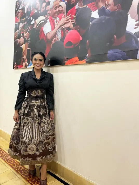 Masih dalam keterangan fotonya, KD datang selain menjenguk juga meminta izin dan doa pada mamanya. Mantan istri Anang Hermansyah itu juga meminta izin untuk kampanye ke dapilnya. [Instagram/krisdayantilemos]