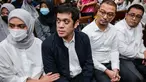 Mantan Wakil Direktur Optimalisasi Produk di PT Kilang Pertamina Internasional, Muhammad Kerry Adrianto Riza (kedua kiri), yang juga putra pengusaha Riza Chalid, duduk di sebelah Gading Ramadhani (kedua kanan), mantan Spesialis Optimalisasi Bahan Baku di PT Kilang Pertamina Internasional, dan Dimas Ismoyo (kanan), mantan Spesialis Senior Optimalisasi Bahan Baku di PT Kilang Pertamina Internasional, sesaat sebelum mengikuti sidang pembacaan vonis di Pengadilan Tindak Pidana Korupsi, Jakarta, Kamis 26 Februari 2026. Majelis Hakim Pengadilan Negeri Tindak Pidana Korupsi Jakarta menjatuhkan hukuman pidana penjara selama 15 tahun dan denda Rp 1 miliar serta membayar uang pengganti Rp 2,9 triliun kepada putra pengusaha minyak M Riza Chalid, Muhammad Kerry Adrianto Riza. (BAY ISMOYO/AFP)
