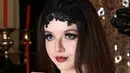 Model berpose mengunakan Makeup seperti Vampire untuk pesta Halloween saat sesi poto di Jakarta, (31/10/2015). Perayaan Helloween tak melulu harus menyeramkan, Anda tetap dapat terlihat cantik seperti model tersebut. (Liputan6.com/Yudha Gunawan)