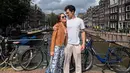 Paduan sneakers juga menambah gaya fashion yang menjanjikan. [Foto: Instagram/ Cinta Laura]