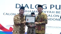 Muhammadiyah memberikan kartu anggota kehormatan kepada Prabowo. (Dian Kurniawan/Liputan6.com)
