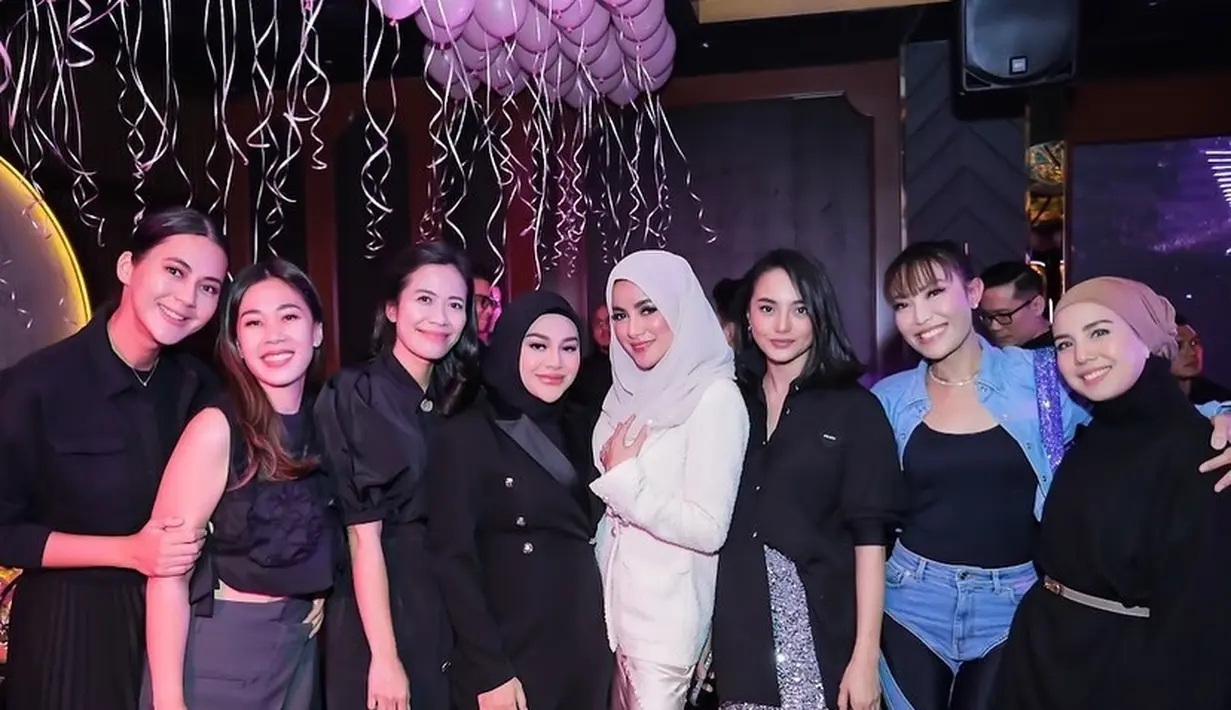 Tampak Paula Verhoeven, Ririn Ekawati, Tya Ariestya yang tampil serba hitam. Sedangkan Ayu Dewi pakai luaran denim. @ollaramlan.