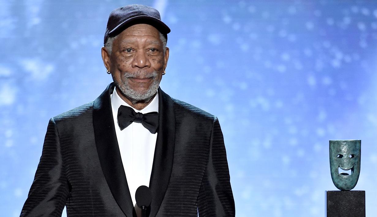 Morgan Freeman saat mendapatkan penghargaan Life Achievement pada Screen Actors Guild Awards di Shrine Auditorium & Expo Hall, Los Angeles (21/1). (Photo by Vince Bucci/Invision/AP)