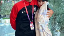 Potret mesra Soyeon dan Cho Yu-Min jelang Piala Dunia 2022 di Qatar. Soyeon baru saja menjadi istri sang bek timnas Korea Selatan tersebut pada November 2022. (Instagram/@melodysoyani)