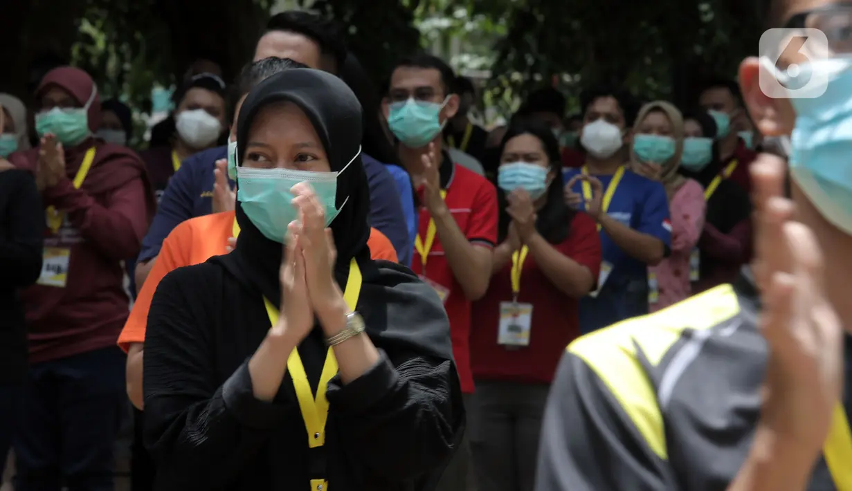 Tenaga nonkesehatan bertepuk tangan selama 56 detik pada peringatan Hari Kesehatan Nasional ke-56 di RSD Wisma Atlet, Jakarta, Kamis (12/11/2020). Aksi tersebut sebagai bentuk penghargaan kepada tenaga kesehatan yang berjuang menghadapi pandemi COVID-19. (Liputan6.com/Herman Zakharia)