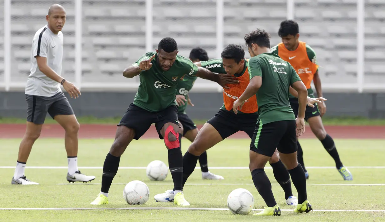 Pemain Timnas Indonesia U-22, Marinus Wanewar, berebut bola dengan Andy Setyo saat latihan di Stadion Madya Senayan, Jakarta, Selasa (29/1). Latihan ini merupakan persiapan jelang Piala AFF U-22. (Bola.com/Yoppy Renato)