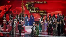 Agnes Aditya Rahajeng (tengah) asal Banten usai menerima mahkota Puteri Indonesia saat Grand Final Pemilihan Puteri Indonesia 2026 di Jakarta Internasional Convention Center, Jakarta, Jumat (24/4/2026). Agnes Aditya Rahajeng asal Banten resmi dinobatkan sebagai Puteri Indonesia 2026. (Kapanlagi.com/Budy Santoso)