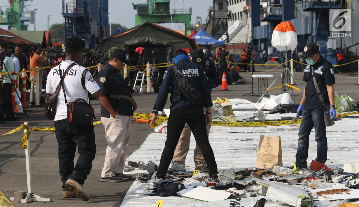 Tim Pusat Laboratorium Forensik (Puslabfor) Polri mengambil serpihan pesawat Lion Air JT 610 JICT II, Tanjung Priok, Jakarta Utara, Jumat (2/11). Menurut Puslabfor, barang yang ditemukan di lapangan penting untuk diselidiki. (Liputan6.com/Angga Yuniar)