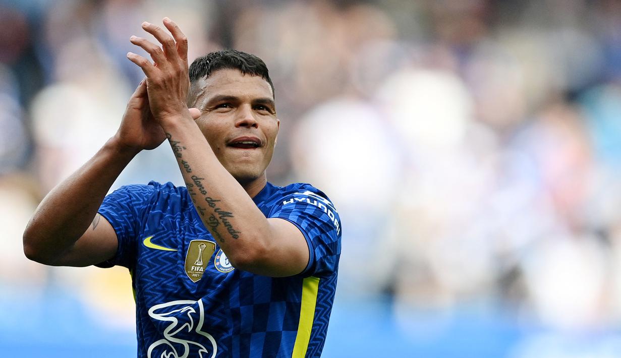 Thiago Silva yang saat ini menjadi bagian dari lini pertahanan Chelsea juga akan menghadapi mantan klubnya. Pemain asal Brasil ini dulunya adalah bek andalan AC Milan. (AFP/Justin Tallis)
