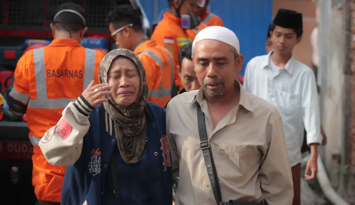 Seorang perempuan menangis ketika upaya penyelamatan sedang berlangsung setelah sebuah bangunan musala yang sedang dibangun runtuh di sebuah kompleks pesantren di Sidoarjo, Jawa Timur, Selasa 30 September 2025. (AP Photo/Trisnadi)