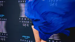 Cara Delevingne berpose sambil memainkan gaun tipis birunya saat menghadiri Rihanna "Savage X Fenty Show Vol. 4” perdana di Simi Valley, California pada 9 November 2022. Model itu tampil memukau dengan gaun biru cerah dan sepatu hak tinggi. (Matt Winkelmeyer/Getty Images/AFP)