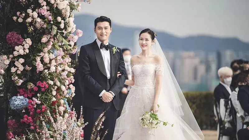 Tampilan Son Ye Jin saat bulan madu bersama Hyun Bin, intip harga tasnya