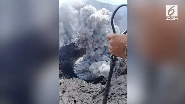 Seorang pria mengunggah video kondisi kawah gunung agung yang diduga masih berstatus awas