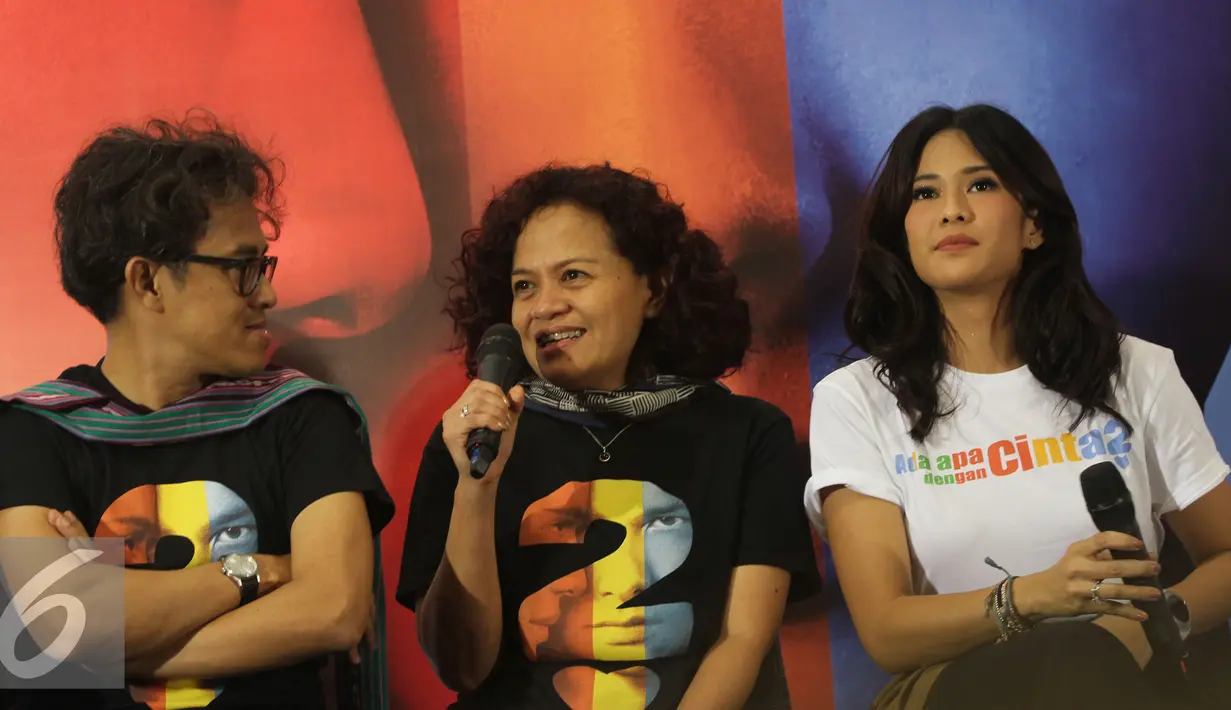 Produser Mira Lesmana (tengah) saat menggelar konferensi pers film "Ada Apa Dengan Cinta 2 (AADC 2)" di Jakarta, Senin (25/4). Film itu akan ditayangkan di 183 layar bioskop se-Indonesia. (Liputan6.com/Herman Zakharia)