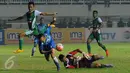 Pemain Persib Rahmat Hidayat (tengah) terjatuh menghindari terjangan kiper PS TNI saat laga Torabika Soccer Championship presented by IM3 Ooredoo di Stadion Pakansari, Kab Bogor, Minggu (21/8). Persib menang 3-0. (Liputan6.com/Helmi Fithriansyah)