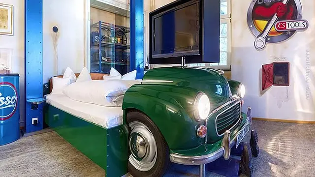 Salah satu kamar di V8 Hotel