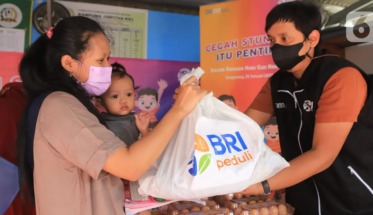 Warga menerima bantuan paket sembako dari BRI di Posyandu Batu Jaya, Batu Ceper, Kota Tangerang, Rabu (25/01/2022). Bantuan yang diberikan sebagai Tanggung Jawab Sosial Lingkungan (TJSL)/CSR BRI Peduli Stunting digelar dalam rangka Hari Gizi Nasional. (Liputan6.com/HO/Humas BRI)